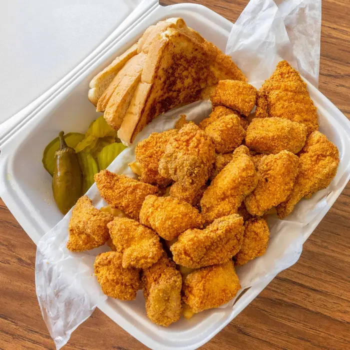 Fried fish nuggets with toast and peppers